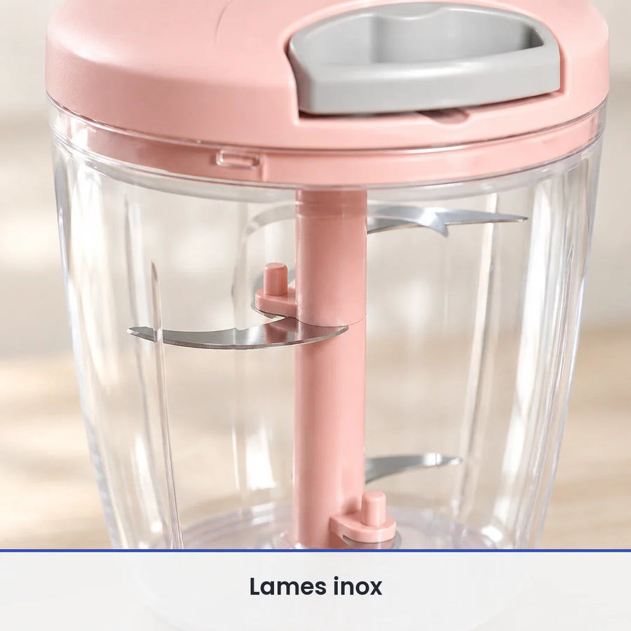 Gros plan sur les lames inox étagées de l'axe rose du hachoir à ficelle 900 ml, vues à travers le grand bol fermé