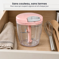 Hachoir manuel à ficelle 900 ml rose poudré rangé dans un tiroir de cuisine, à côté d'un fouet et d'une cuillère en bois