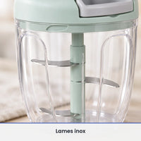 Gros plan sur les lames inox étagées de l'axe vert menthe du hachoir à ficelle 900 ml, vues à travers le grand bol fermé