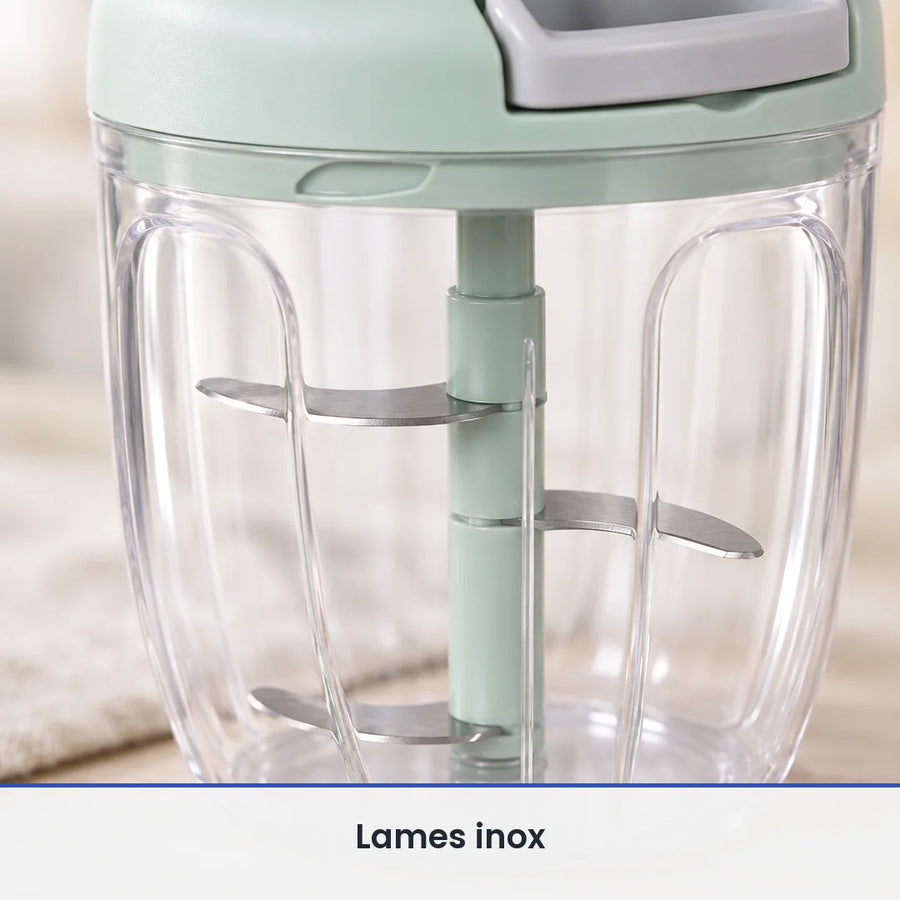 Gros plan sur les lames inox étagées de l'axe vert menthe du hachoir à ficelle 900 ml, vues à travers le grand bol fermé