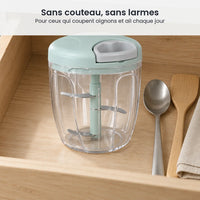 Hachoir manuel à ficelle 900 ml vert menthe rangé dans un tiroir de cuisine, à côté d'une cuillère et d'une spatule en bois