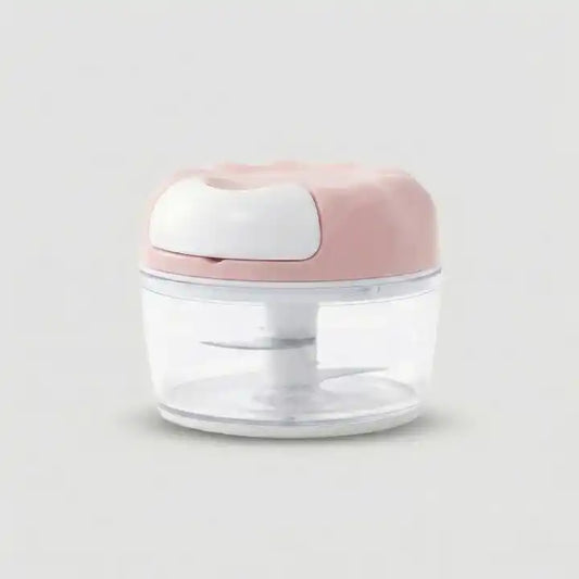 Hachoir manuel à ficelle rouge compact pour légumes en action - Préparation culinaire rapide