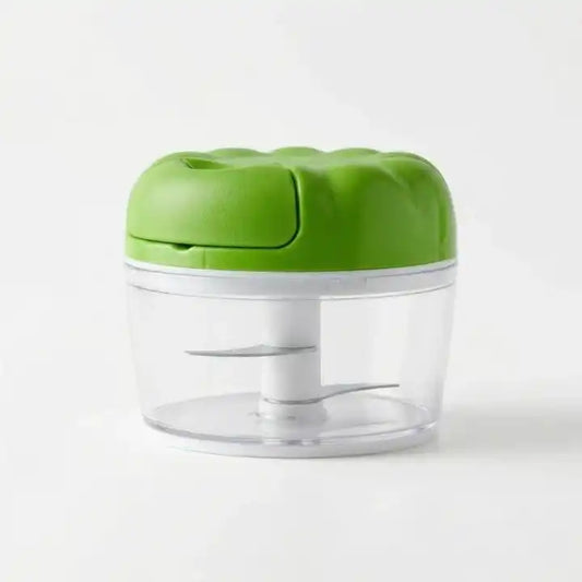 Hachoir manuel à ficelle vert compact pour légumes en situation d'utilisation