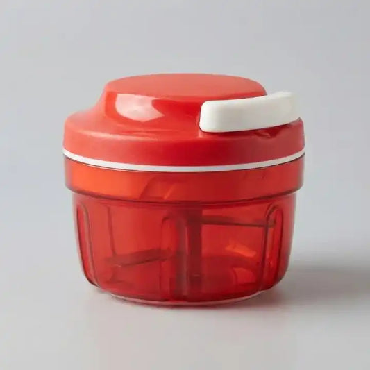 Hachoir manuel à ficelle compact lames inox pour ail en situation d'utilisation