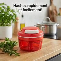 Hachoir manuel à ficelle compact lames inox pour ail en action - Préparation culinaire rapide