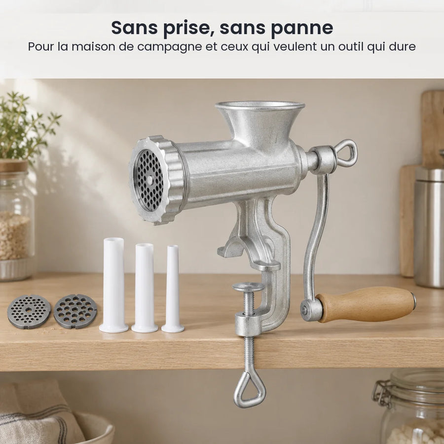 Hachoir manuel en fonte taille 8 fixé à une étagère d'arrière-cuisine, grilles de rechange et tubes à côté