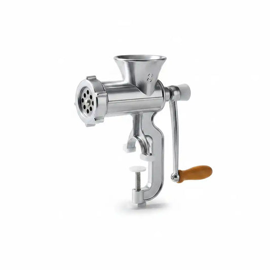 Hachoir manuel à viande en inox chromé avec manivelle en bois et fixation par pince, sur fond blanc