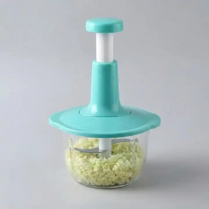 Hachoir manuel presse vertical 1,5 L pour légumes, oignons et ail en situation d'utilisation