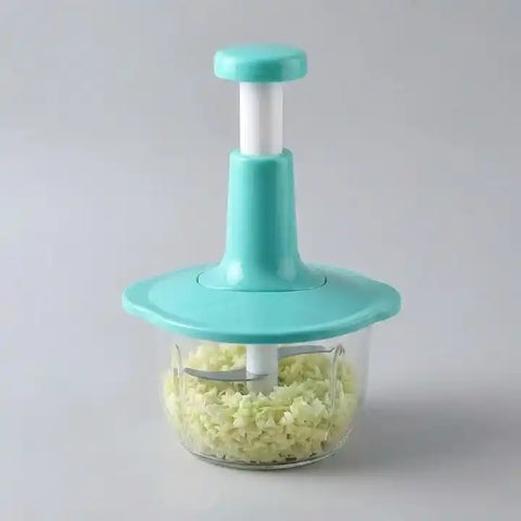 Hachoir manuel presse vertical 1,5 L pour légumes, oignons et ail en situation d'utilisation