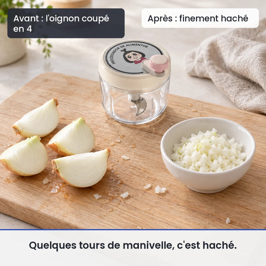 Avant/après avec le hachoir rotatif rose 200 ml : l'oignon coupé en 4, puis finement haché