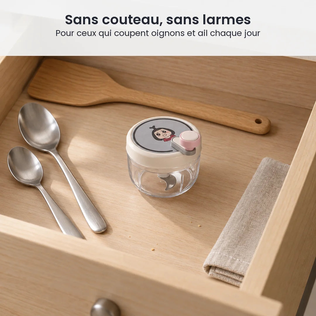 Hachoir manuel rotatif 200 ml à couvercle beige rosé rangé dans un tiroir de cuisine en bois clair