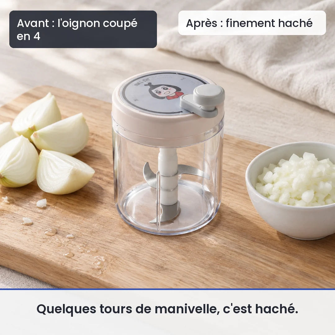 Avant/après avec le hachoir rotatif rose 400 ml : l'oignon coupé en 4, puis finement haché