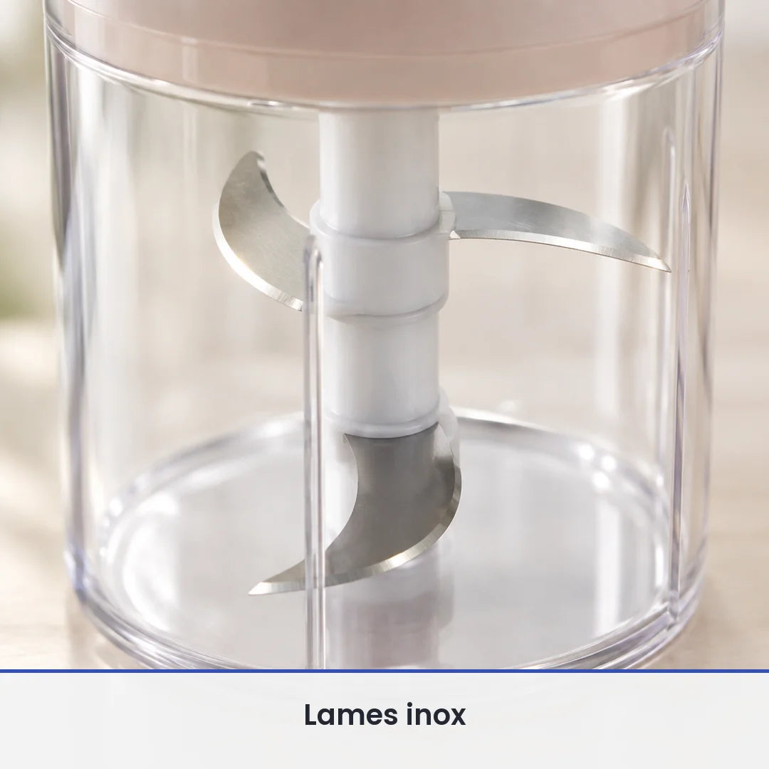 Gros plan sur les lames inox du hachoir manuel rotatif 400 ml, vues à travers le bol transparent