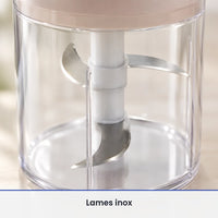 Gros plan sur les lames inox du hachoir manuel rotatif 400 ml, vues à travers le bol transparent