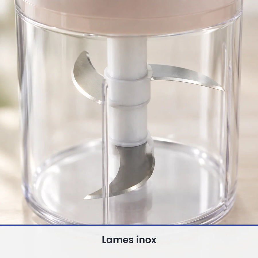 Gros plan sur les lames inox du hachoir manuel rotatif 400 ml, vues à travers le bol transparent
