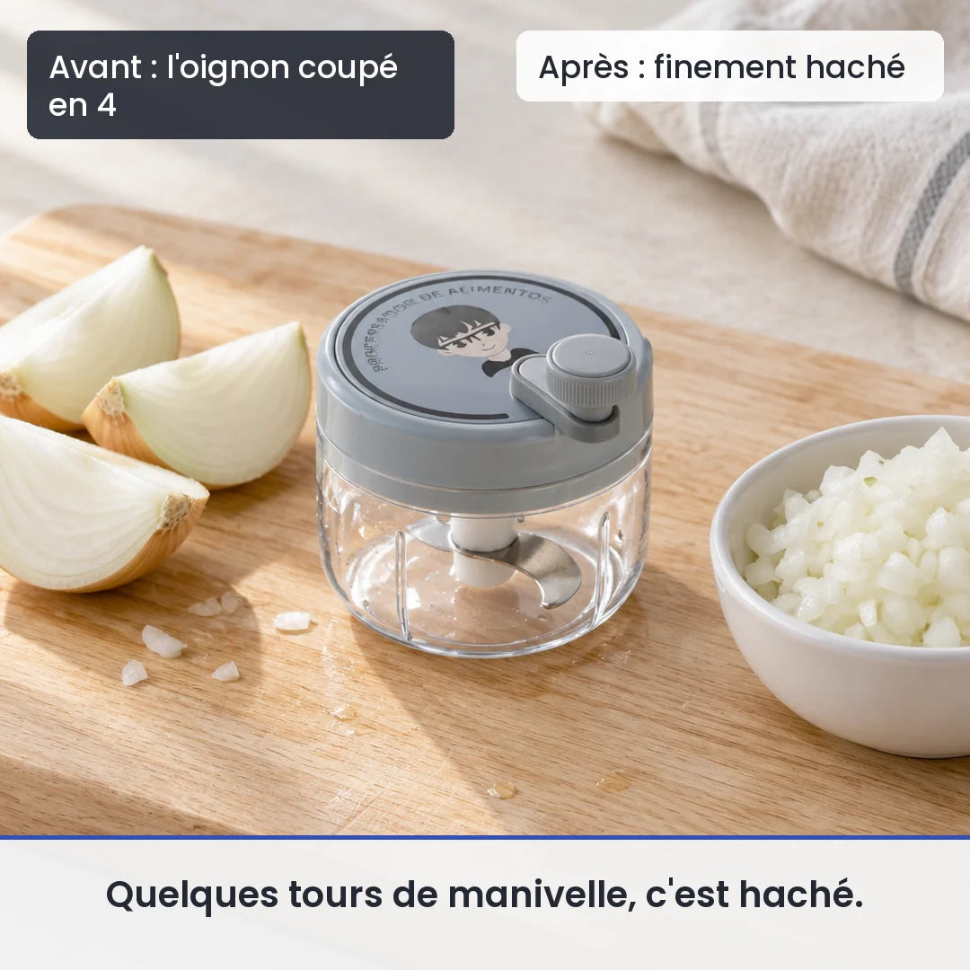 Avant/après avec le hachoir rotatif vert 200 ml : l'oignon coupé en 4, puis finement haché