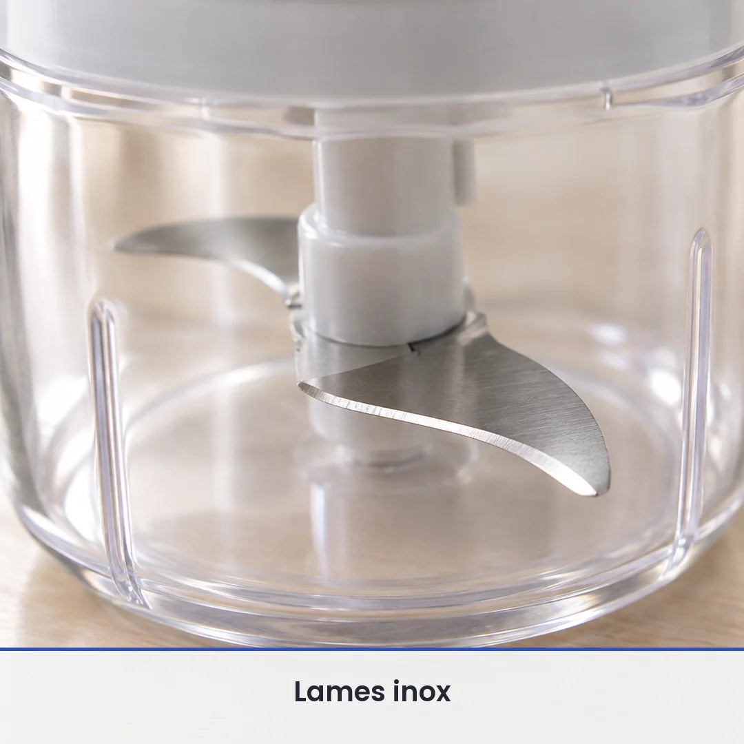 Gros plan sur les lames inox du hachoir manuel rotatif 200 ml, vues à travers le bol transparent