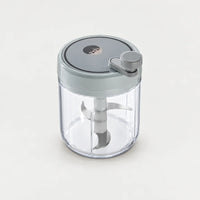 Hachoir manuel rotatif 400 ml à couvercle gris bleuté, petite manivelle grise et bol transparent, sur fond clair