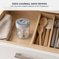 Hachoir manuel rotatif 400 ml à couvercle gris bleuté rangé dans un tiroir de cuisine en bois clair