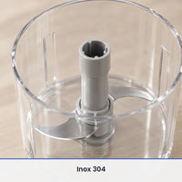 Gros plan sur le couteau inox monté sur l'axe gris au fond du bol hachoir ouvert du mixeur plongeant 4 en 1