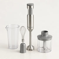 Mixeur plongeant 4 en 1 en inox 304 avec gobelet à bec verseur, fouet et bol hachoir à couvercle gris, sur fond blanc cassé