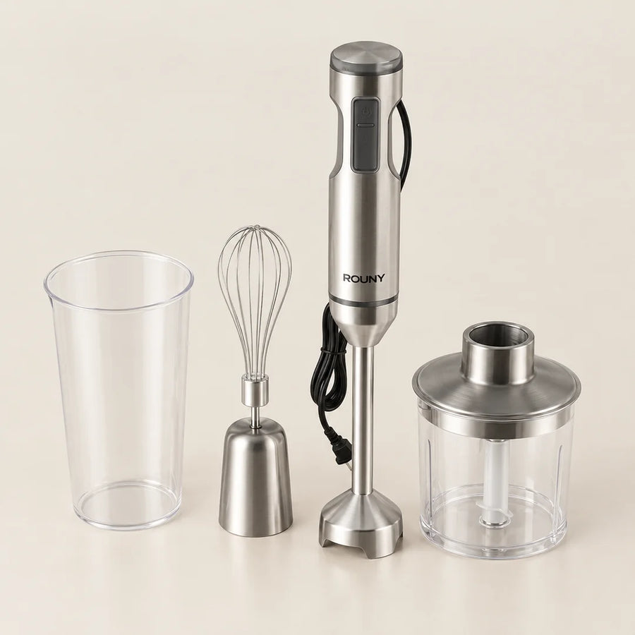 Mixeur plongeant ROUNY 4 en 1 de 1000 W en inox brossé avec gobelet gradué, fouet et bol hachoir, sur fond blanc cassé
