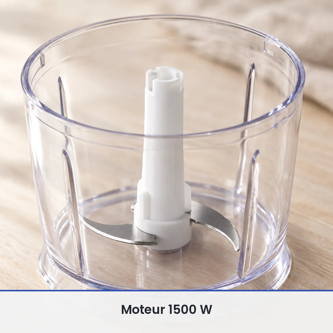 Gros plan sur le couteau inox monté sur son axe blanc au fond du bol hachoir ouvert du mixeur plongeant 5 en 1