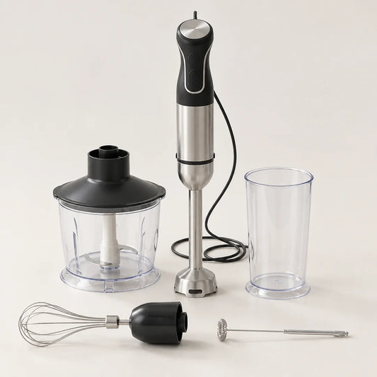 Mixeur plongeant 5 en 1 de 1500 W noir et inox avec bol hachoir, gobelet gradué, fouet et mousseur, sur fond blanc cassé