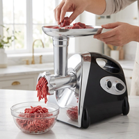 Hachoir à viande électrique 700 W, rouge ou noir, en cours d'utilisation