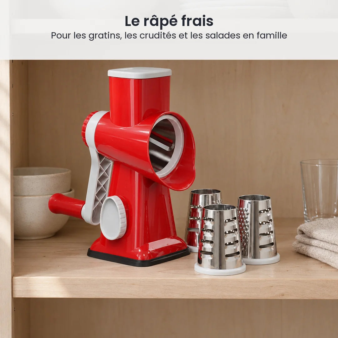 Râpe rotative rouge et ses trois tambours inox rangés sur l'étagère d'un placard de cuisine, à côté de bols blancs