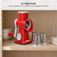 Râpe rotative rouge et ses trois tambours inox rangés sur l'étagère d'un placard de cuisine, à côté de bols blancs