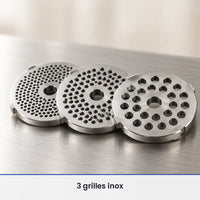 Gros plan sur les 3 grilles en acier inoxydable de 3, 5 et 7 mm du hachoir à viande électrique 750W