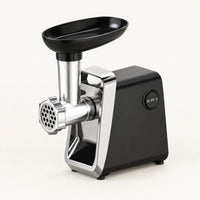 Hachoir à viande électrique 750W noir et inox avec plateau d'alimentation noir, vu en plongée sur fond blanc cassé