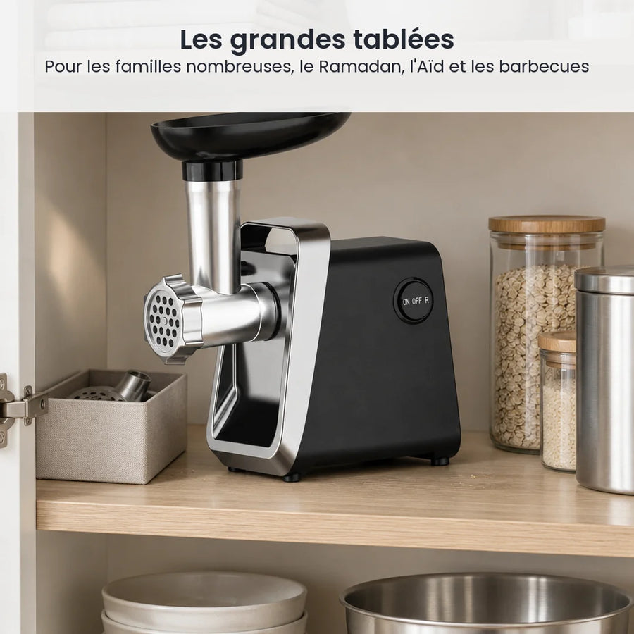 Hachoir à viande électrique 750W rangé dans un placard de cuisine clair, grilles et embouts dans une boîte à côté