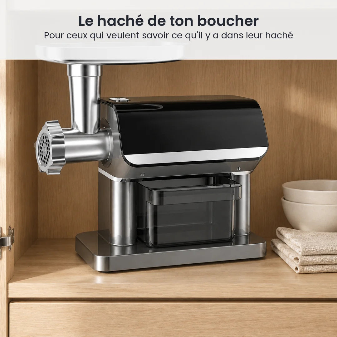 Hachoir à viande électrique BioloMix 1600W rangé dans un placard de cuisine en bois clair, avec son tiroir intégré