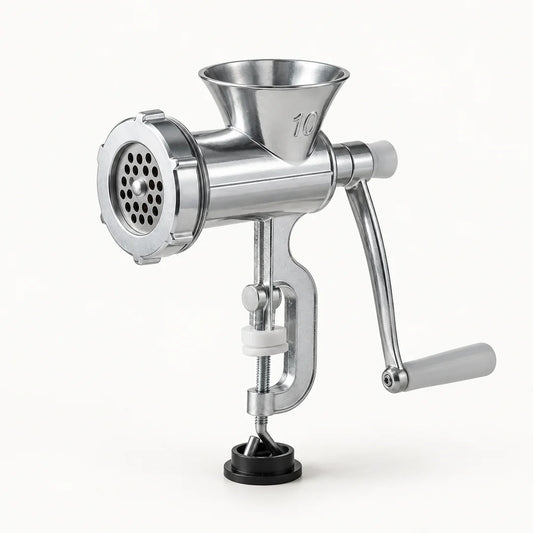 Hachoir à viande manuel 3 en 1 en aluminium poli, manche PP gris clair et pince de table, sur fond blanc cassé