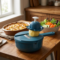 Mandoline coupe-légumes 9 en 1 avec bol, en situation dans la cuisine