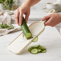 Mandoline à main lame en V, en cours d'utilisation