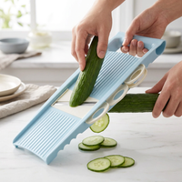Mandoline 5 en 1 avec julienne et râpe, en cours d'utilisation