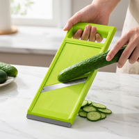 Mandoline droite compacte à lame inox, en cours d'utilisation