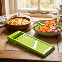 Mandoline droite compacte à lame inox, en situation dans la cuisine