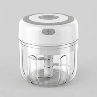 Mini hachoir électrique blanc 30W 250 ml plastique en situation d'utilisation