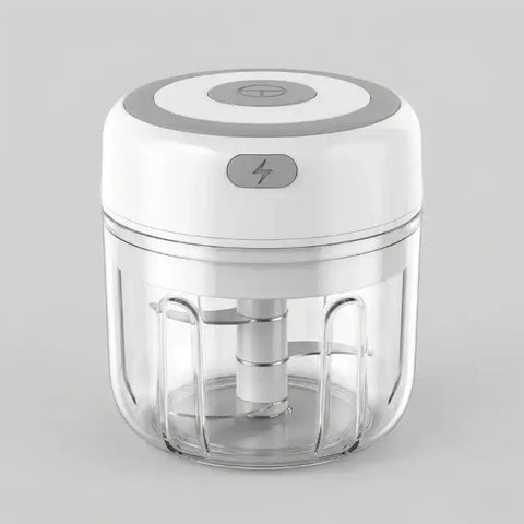 Mini hachoir électrique blanc 30W 250 ml plastique en situation d'utilisation