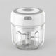 Mini hachoir électrique blanc 30W 250 ml plastique en situation d'utilisation