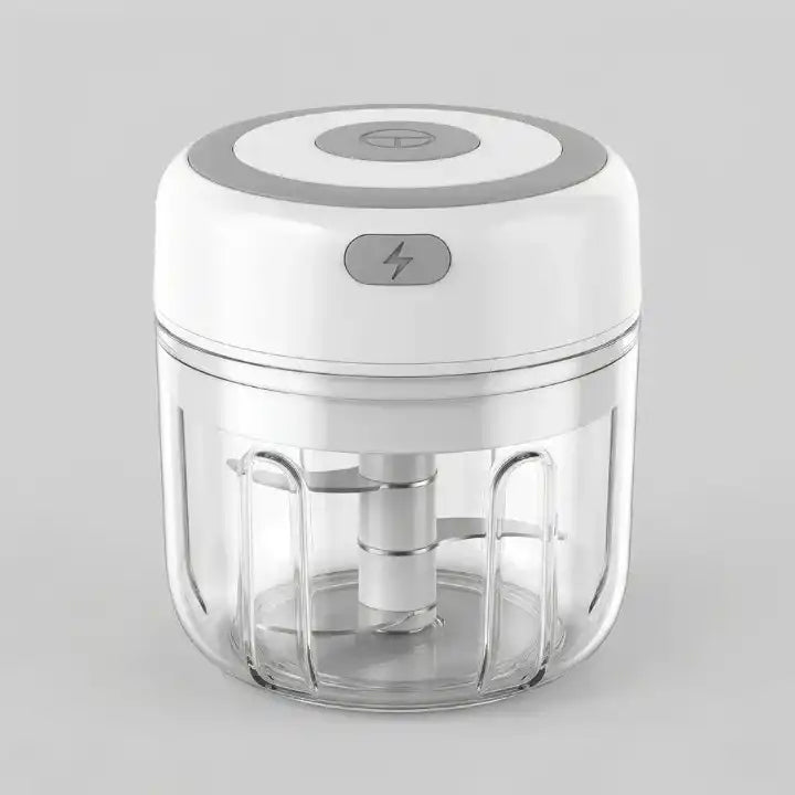 Mini hachoir électrique blanc 30W 250 ml plastique en situation d'utilisation