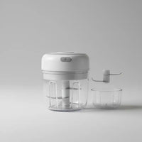 Mini hachoir électrique blanc 30W 100 + 250 ml plastique en situation d'utilisation