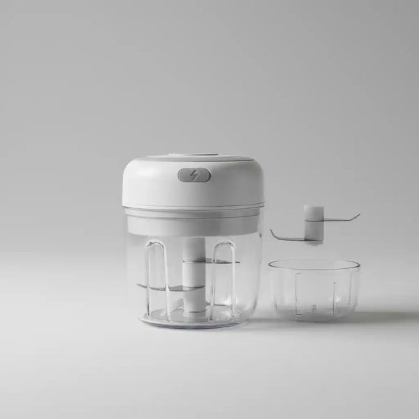 Mini hachoir électrique blanc 30W 100 + 250 ml plastique en situation d'utilisation
