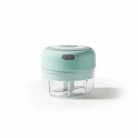 Mini hachoir électrique vert 30W 100 ml plastique en situation d'utilisation