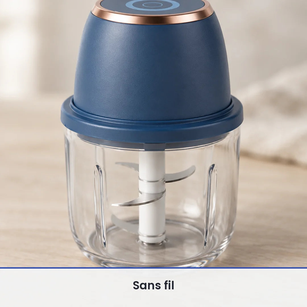 Gros plan sur le couteau inox à étages du mini hachoir 350 ml bleu marine, vu à travers la paroi du bol transparent