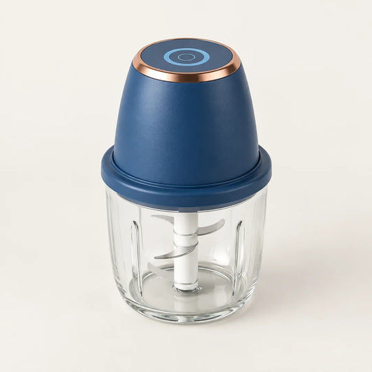 Mini hachoir électrique sans fil 350 ml bleu marine à liseré cuivré et voyant bleu, bol transparent, sur fond blanc cassé